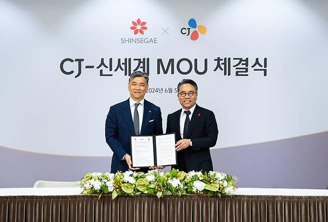 김홍기 CJ 대표(왼쪽)와 임영록 신세계그룹 경영전략실장 ⓒ신세계그룹 제공