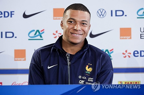 본인의 드림 클럽 레알 마드리드에 입단한 킬리안 음바페가 전 소속팀 PSG(파리 생제르맹)와 관련해 속내를 털어놓았다. 음바페는 PSG에서 대체적으로 행복했지만, 특정 사건과 일부 인물들 때문에 불행했다고 밝혔다. 음바페가 특정 인물을 언급하지는 않았으나 현지에서는 음바페가 PSG와 계약을 연장하지 않기로 결정한 당시 나세르 알켈라이피 회장과의 관계가 긴장됐다는 점을 두고 알켈라이피 회장을 유력한 후보로 두고 있다. 사진 연합뉴스