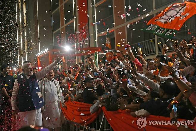 4일 인도 뉴델리 BJP 당사에 도착한 모디 총리(왼쪽) [AFP 연합뉴스 자료사진. 재판매 및 DB 금지]