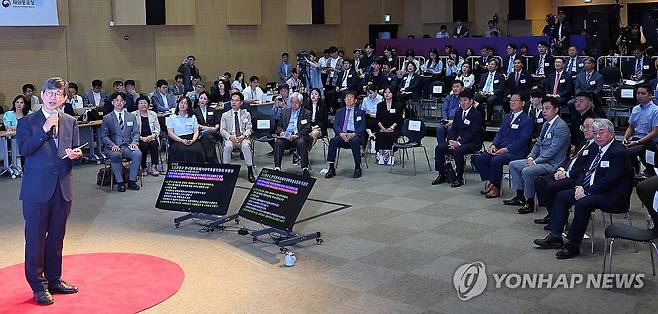 '재외동포와 대화' (인천=연합뉴스) 임순석 기자 = 이기철 재외동포청장이 5일 오전 인천 연수구 송도 재외동포청에서 열린 출범 1주년 기념 '재외동포와 대화'에서 재외동포의 질문에 답하고 있다. 2024.6.5 soonseok02@yna.co.kr