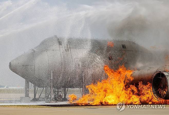 인천공항 항공기 사고 대응…레디 코리아 2차 훈련 (영종도=연합뉴스) 서대연 기자 = 5일 오후 인천국제공항에서 열린 '2024 READY korea 2차 훈련'에서 소방대원들이 비행기 화재를 진압하고 있다. 
    이번 훈련은 비행기가 착륙하던 중 활주로를 이탈하며 버스와 추돌해 다수의 사상자가 발생한 상황을 가정해 실시됐다. 2024.6.5 dwise@yna.co.kr