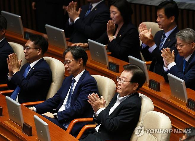 박수치는 이재명 대표 (서울=연합뉴스) 한종찬 기자 = 5일 오후 서울 국회에서 열린 제22대 국회 첫 본회의에서 더불어민주당 이재명 대표를 비롯한 의원들이 이학영 국회부의장의 당선인사를 들으며 박수치고 있다. 2024.6.5 saba@yna.co.kr