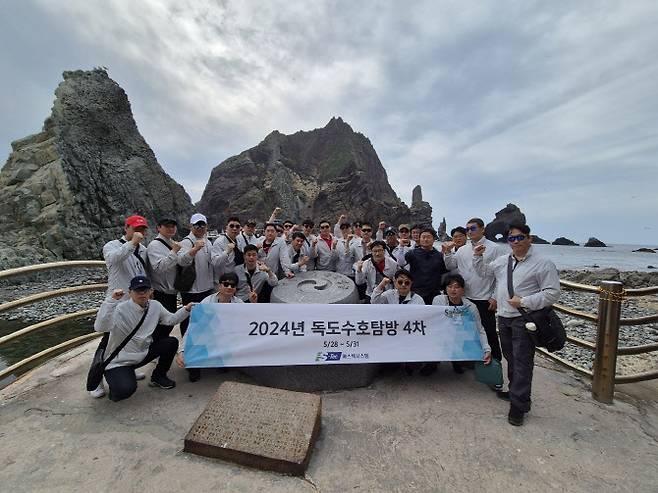 지난달 30일 독도를 찾은 에스텍시스템 임직원들이 “독도는 우리 땅”을 외치고 있다.(사진=에스텍시스템)