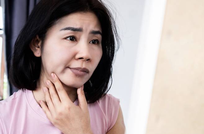 피부가 칙칙하거나 뭔가 모르게 트러블이 많이 일어난다면? 또 머리카락이 건조하고 손톱이 쉽게 부러지는 일이 잦아졌다면 장 건강에는 비상 신호다.[사진= 게티이미지뱅크]
