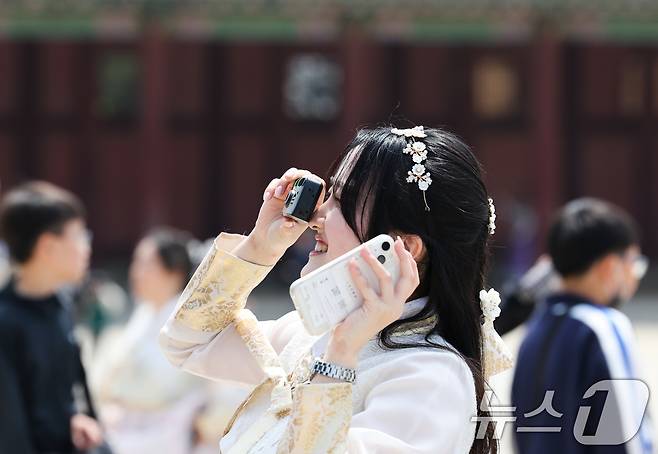 17일 서울 종로구 경복궁에서 한복을 입은 여성이 일회용 필름카메라로 기념촬영을 하고 있다. 2024.5.17/뉴스1 ⓒ News1 허경 기자