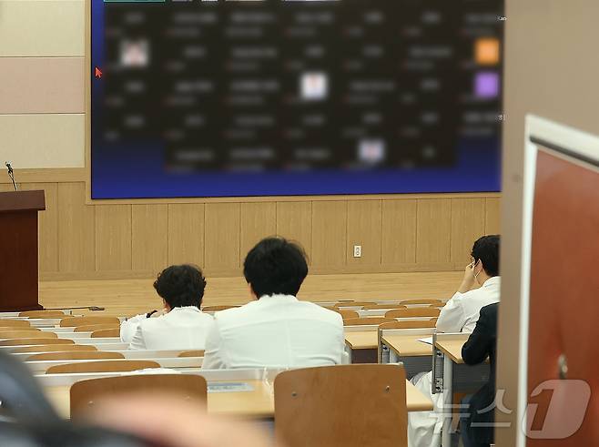 4일 오후 서울 종로구 서울대병원에서 열린 서울대 의대 긴급 전체 교수 총회에 교수들이 참석해 방재승 전 서울의대 서울대병원 교수협의회 비상대책위원장의 설명을 청취하고 있다. 2024.6.4/뉴스1 ⓒ News1 김진환 기자