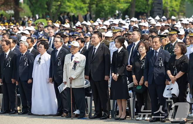 윤석열 대통령과 김건희 여사가 6일 서울 동작구 국립서울현충원에서 열린 제69회 현충일 추념식에서 현충일 노래를 제창하고 있다. (대통령실 제공) 2024.6.6/뉴스1 ⓒ News1 송원영 기자