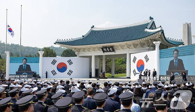 윤석열 대통령이 6일 서울 동작구 국립서울현충원에서 열린 제69회 현충일 추념식에서 추념사를 하고 있다. (대통령실 제공) 2024.6.6/뉴스1 ⓒ News1 송원영 기자