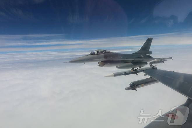 대만 공군의 23일 F-16 전투기가 초계 비행을 하고 있다. 사진은 대만 국방부가 24일 제공했다. 2024.05.23 ⓒ 로이터=뉴스1 ⓒ News1 최종일 기자