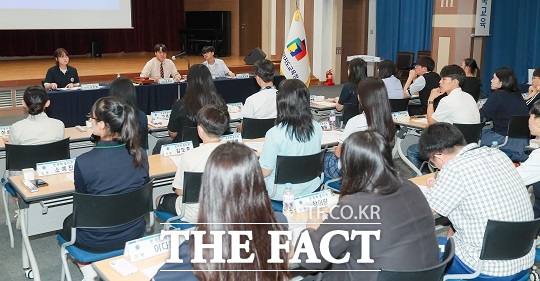 전북도교육청 제2기 전북학생의회가 지난 5일 첫 정기회를 열어 대입 상담지원 활성화와 등·하교 펜스 설치 등 4개 안건을 가결했다./전북교육청