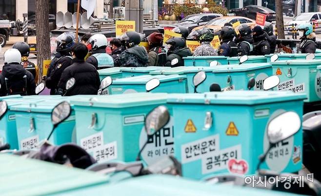 배달노동자들이 배달의민족 라이더 안전배달료 도입을 촉구하는 기자회견을 하고 있다. [사진=강진형 기자aymsdream@]