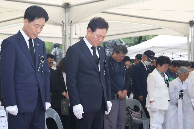 박완수 경남도지사(가운데)가 현충일 사이렌 취명에 맞춰 묵념하고 있다. [사진제공=경남도청]