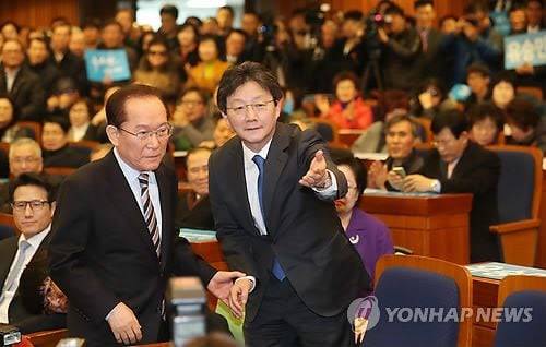 2017년 1월 유승민 전 의원의 대선 출마 기자회견장을 찾은 이회창 전 한나라당 총재. /연합뉴스