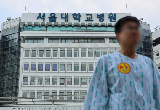 서울의대·서울대병원 교수 비상대책위원회가 6일 정오까지 '전체 휴진' 여부를 결정하는 투표를 한 뒤 결과를 공개할 예정이다. 사진은 이날 서울대병원.   [연합뉴스]