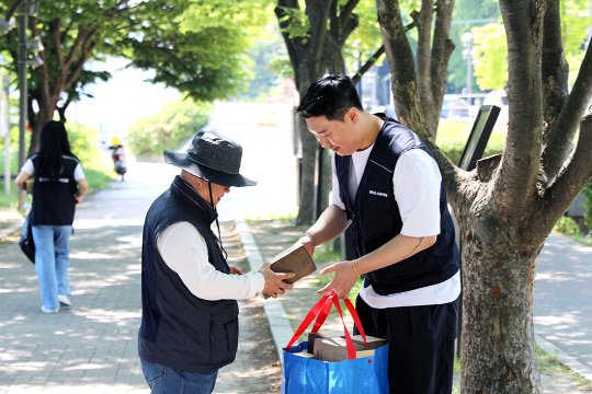 이디야 커피 관계자들이 지난 5일 춘천 지역에서 환경정화활동을 하고 있다. 이디야커피 제공