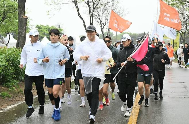 오세훈 서울시장과 가수 션을 비롯해 약 1500여명의 시민이 제69회 현충일을 맞아 국가유공자들의 주거 환경 개선을 위한 ‘6·6 걷기대회’에 참여했다. 오세훈 시장이 지난 4월 20일 서울 여의도한강공원에서 열린 '서울 러너스 페스티벌'에서 참가자들과 함께 달리기를 하고 있다. 서울시 제공