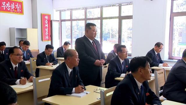 김정은 북한 국무위원장이 조선노동당 중앙간부학교 창립 78주년을 맞아 1일 열린 개교식에 참석해 기념사를 하고 첫 강의도 참관했다. 사진은 김덕훈 내각총리·조용원 당 조직비서·박정천 당 중앙군사위원회 부위원장·최선희 외무상 등 당 중앙위 정치국 위원들이 김정은이 강의실 뒤에서 지켜보는 가운데 재교육을 받는 모습. 연합뉴스