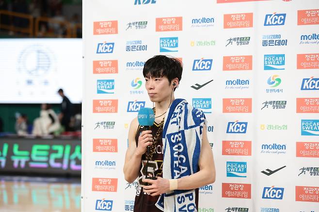 트레이드를 통해 소노 유니폼을 입게 된 가드 이재도. 커리어 두 번째 트레이드를 경험한 그는 덤덤한 반응을 보이면서도, 오히려 팬들에게 재밋거리가 생겼다며 반겼다. 사진=KBL