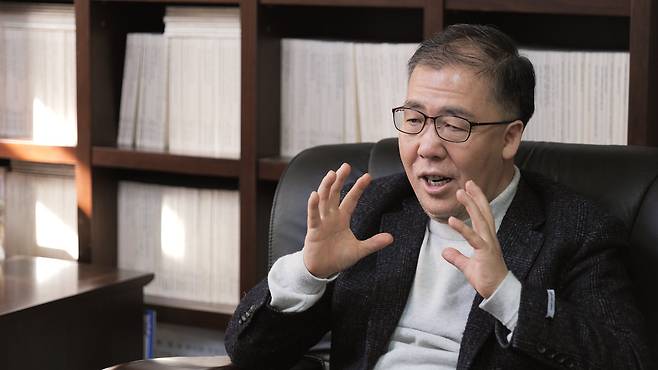 김동완 동국대 겸임교수가 중앙일보와 인터뷰하고 있다.