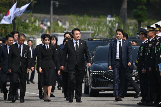 제69회 현충일인 6일 서울 동작구 국립서울현충원에서 열린 추념식에서 윤석열 대통령과 김건희 여사가 이동하고 있다. 대통령실