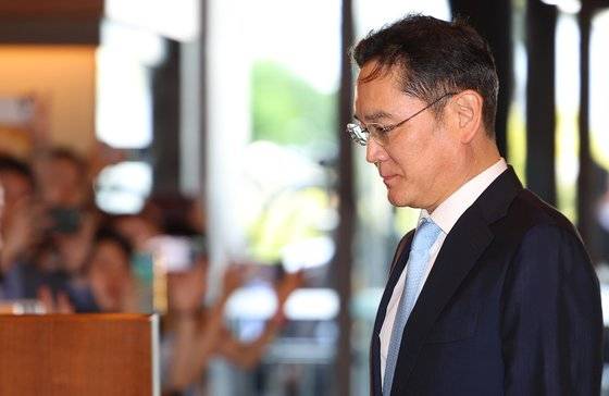 이재용 삼성전자 회장이 31일 오후 서울 중구 신라호텔에서 열린 2024 삼성호암상 시상식 참석을 위해 행사장으로 향하고 있다. 연합뉴스