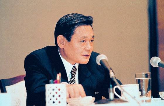 이건희 삼성전자 선대회장이 지난 1993년 독일 프랑크푸르트에서 신경영 선을 하는 모습.