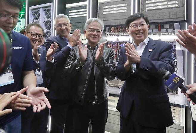 지난 4일(현지시간) 젠슨 황 엔비디아 최고경영자(CEO)가 대만에서 열린 '2024 컴퓨텍스' 행사에서 제품 공개 후 박수를 치고 있다. 사진=AP
