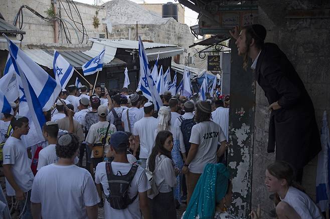 5일(현지시간) 이스라엘인들이 동예루살렘 구시가지를 통과하는 ‘예루살렘의 날’ 행진 중에 이스라엘기를 흔들고 있다. AP연합뉴스