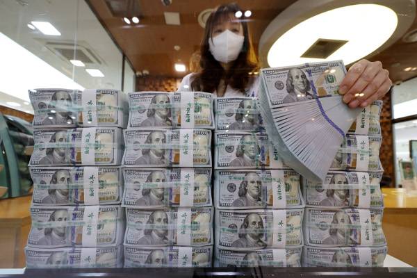 한국의 5월 말 기준 외환보유액이 4128억3000만 달러로 두 달 연속 줄어든 것으로 5일 집계됐다. 한국은행은 국민연금과의 외환 스와프 등 영향으로 외환보유액이 전월보다 4억3000만 달러 줄었다고 설명했다. 사진은 이날 서울 중구 하나은행 본점 위변조대응센터에서 직원이 달러화를 정리하는 모습. 연합뉴스