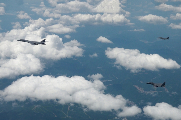 ‘죽음의 백조’로 불리는 미국 초음속 전략폭격기 B-1B 랜서(왼쪽)가 5일 공군의 호위를 받으며 한반도 상공을 비행하고 있다. B-1B는 이날 한반도 상공에서 약 7년 만에 합동직격탄(JDAM) 투하 훈련을 진행했다. 국방부 제공