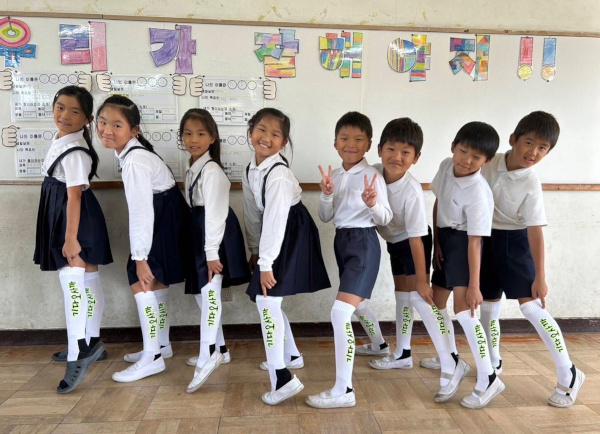 오사카 키타오사카 조선학교 아이들이 포즈를 취한 모습. 이 목사 제공