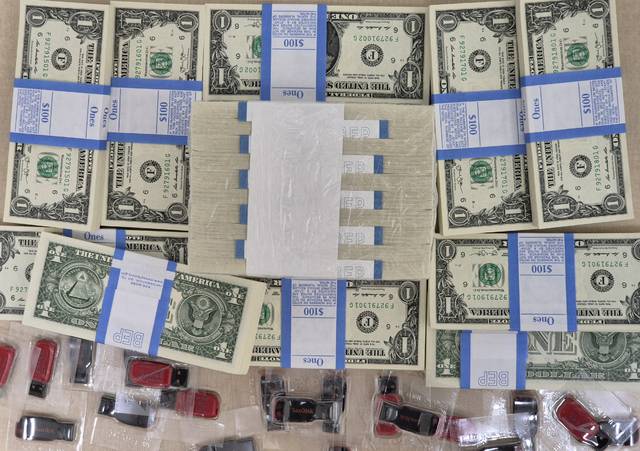 자유북한운동연합은 대북전단 20만장, K팝, 드라마'겨울연가', 나훈아·임영웅 트로트 등 동영상을 저장한 USB 5천개, 1달러 지폐 2천장 등을 10개의 대형애드벌룬으로 북한에 보냈다고 6일 밝혔다. 연합뉴스