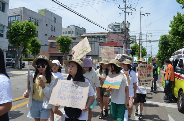 진주 갈전초교, 관봉초교, 대곡초교, 명석초교 등 초등학교 4곳이 지난 5일 진주교육지원청 앞에서 남가람공원까지 학생기후정의행진을 하고 있다. /이동욱 기자