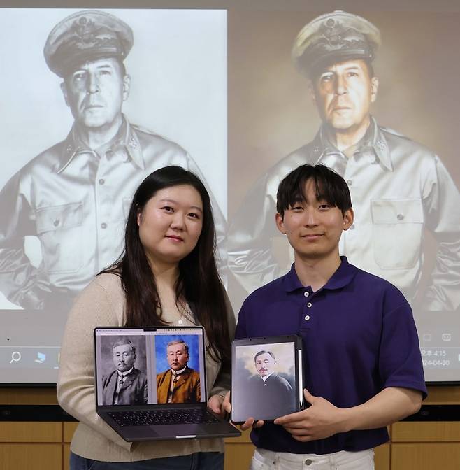 정다혜 씨(왼쪽)와 이강준 씨가 각각 독립운동가 최재형 선생, 도산 안창호 선생의 컬러 복원 사진을 들고 있다. 뒤쪽은 컬러로 복원된 더글라스 맥아더 UN군 총사령관의 사진. [사진 = 한주형 기자]