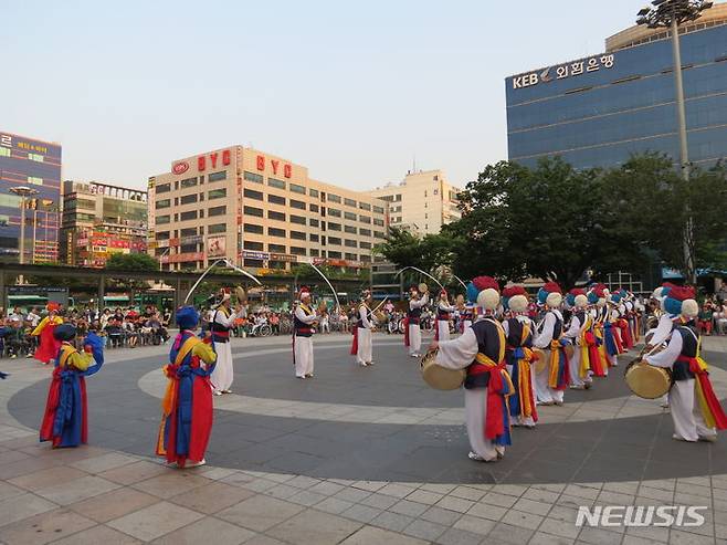 [성남=뉴시스] 오리뜰농악 공연모습 (사진=성남문화원 제공) 2024. 06. 06.photo@newsis.com *재판매 및 DB 금지