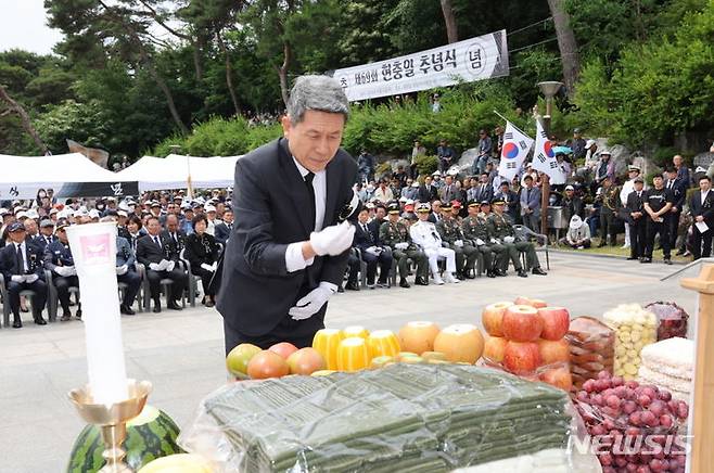 [포항=뉴시스] 안병철 기자 = 이강덕 포항시장이 6일 포항 덕수동 충혼탑 광장에서 열린 제69회 현충일 추념식에서 헌화를 하고 있다. (사진=포항시 제공) 2024.06.06. photo@newsis.com