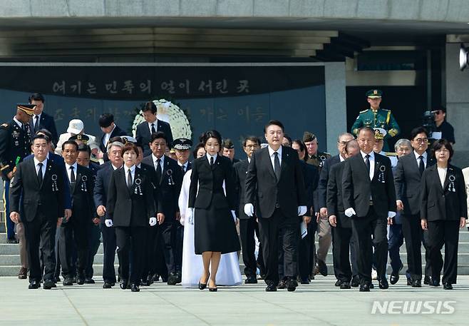 [서울=뉴시스] 최진석 기자 = 윤석열 대통령과 부인 김건희 여사가 6일 서울 동작구 국립서울현충원에서 열린 제69회 현충일 추념식에서 참배한 뒤 현충탑에서 내려오고 있다. (대통령실통신사진기자단) 2024.06.06. myjs@newsis.com