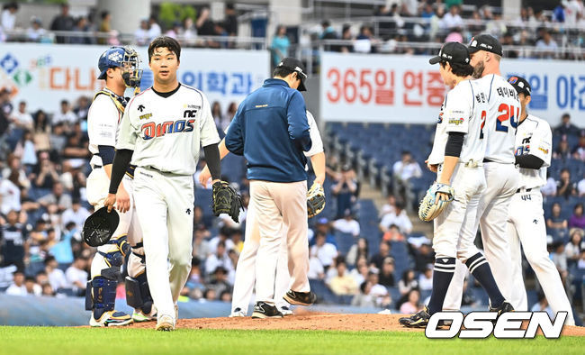 [OSEN=창원, 이석우 기자] 6일 창원NC파크에서 2024 신한 SOL 뱅크 KBO 리그 NC 다이노스와 두산 베어스의 경기가 열렸다. 2게임 연속 연장 승부끝에 역전패 당한 홈팀 NC는 임상현, 이승엽 감독의 2게임 연속 퇴장에도 역전승을 올리며 스윕을 노리는 원정팀 두산은 브랜든을 선발로 내세웠다.NC 다이노스 선발투수 임상현이 6회초 교체되고 있다. 2024.06.06 / foto0307@osen.co.kr