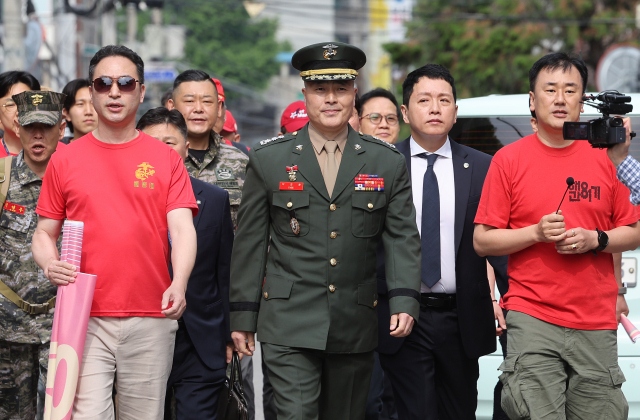 ▲해병대 채모 상병 순직사건 수사 이첩 관련 항명 및 상관명예훼손 혐의로 기소된 박정훈 전 수사단장이 17일 오전 서울 용산구 중앙지역군사법원에서 열리는 4차 공판에 출석하고 있다. ⓒ연합뉴스