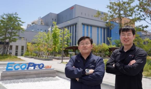 제대군인 출신인 에코프로비엠 설비기술팀 박종광 수석(왼쪽)과 에코프로머티리얼즈 이시형 사원. 에코프로 제공