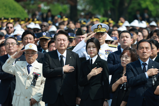 윤석열 대통령과 김건희 여사가 6일 서울 동작구 국립서울현충원에서 열린 제69회 현충일 추념식에서 국기에 경례하고 있다. 연합뉴스