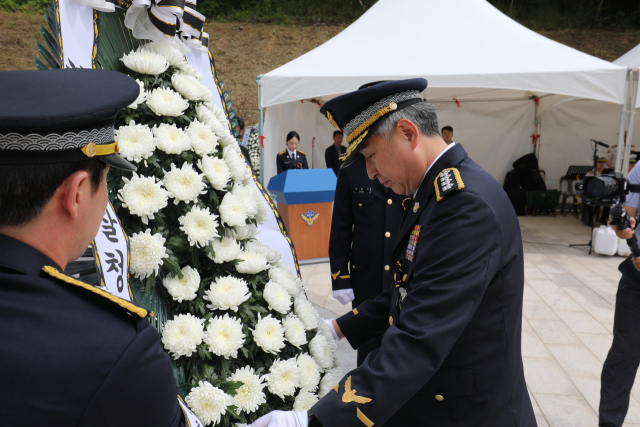 6일 현충일에 김종욱 해양경찰청장이 해양경찰교육원 충혼탑에 방문해 헌화를 하고 있다. 사진제공=해양경찰청