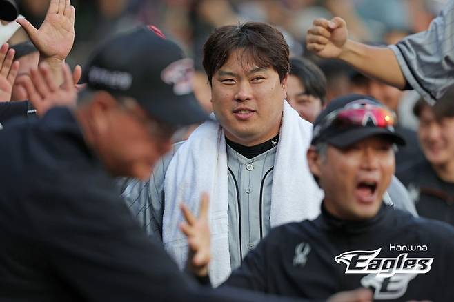 류현진이 6일 수원 KT전 7회초 나온 최인호의 적시 2루타를 보며 환호하고 있다. 한화 제공