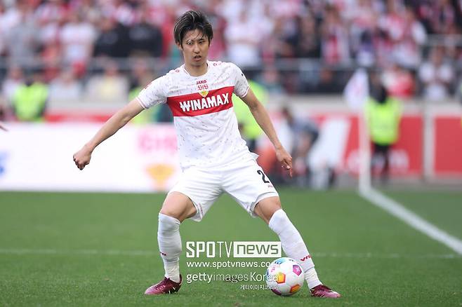 ▲ 영국 매체 ‘더 선’은 6일(한국시간) “토트넘 홋스퍼는 일본 대표팀의 센터백인 이토 히로키를 주시하고 있다”라고 전했다. 이어서 매체는 ‘히로키는 최대 2,500만 파운드(약 438억 원)의 바이아웃 조항을 갖고 있다“라고 덧붙였다. 일본 국가대표팀의 왼발 센터백인 히로키는 2018년 J리그의 주빌로 이와타를 통해 프로 데뷔했다. 이어서 2021년 독일 슈투트가르트로 임대를 떠나 유럽에 진출한 뒤, 완전 이적에 성공했다. 그는 현재까지 슈투트가르트에서 활약 중이다.