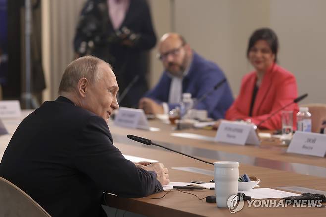 세계 뉴스통신사 대표들과 만난 푸틴 대통령 [AP/로스콩그레스=연합뉴스. 재판매 및 DB 금지]