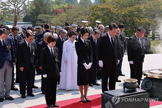 윤석열 대통령 부부, 현충일 현충탑 참배 (서울=연합뉴스) 홍해인 기자 = 윤석열 대통령과 김건희 여사가 6일 서울 동작구 국립서울현충원에서 열린 제69회 현충일 추념식에서 현충탑에 참배하며 묵념하고 있다.  2024.6.6 hihong@yna.co.kr