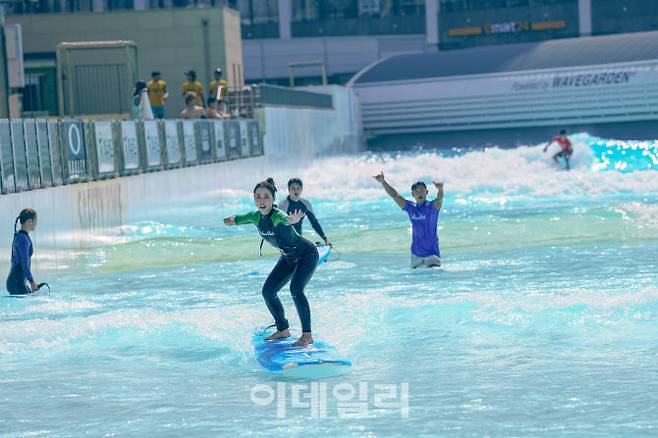 웨이브파크에서 서핑을 즐기는 모습 (사진=백승훈 작가)