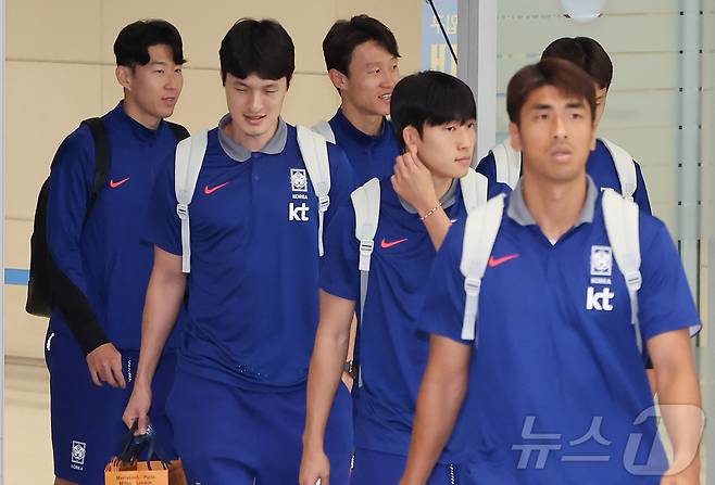 손흥민 비롯한 대한민국 축구 국가대표팀 선수들이 7일 오전 인천국제공항 제2터미널을 통해 귀국하고 있다.  2024.6.7/뉴스1 ⓒ News1 김도우 기자