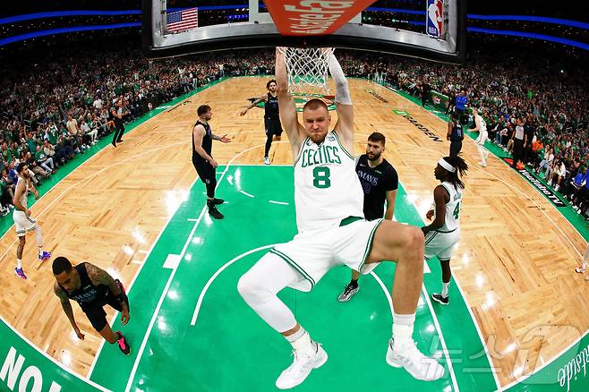 보스턴 셀틱스의 크리스탑스 포르징기스가 7일 댈러스 매버릭스와의 NBA 파이널 1차전에서 부상 복귀전을 치렀다. ⓒ 로이터=뉴스1 ⓒ News1