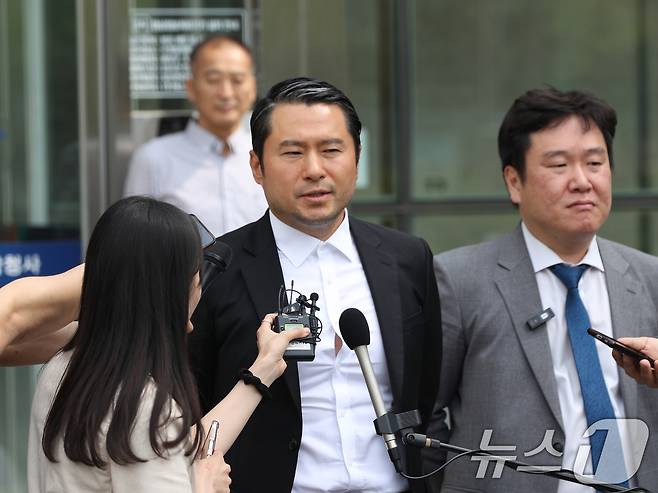 '쌍방울 대북송금 의혹'으로 재판에 넘겨진 이화영 전 경기도 평화부지사에 대한 1심 선고 공판이 열린 7일 오후 경기 수원시 영통구 수원지방법원 앞에서 이 전 부지사 측 김현철 변호사가 기자회견을 하고 있다. 이날 법원은 이 전 부지사의 △외국환거래법 위반(대북송금) △특정범죄가중처벌등에관한법률상 뇌물 △정치자금법 위반 △증거인멸교사 등 혐의 선고 공판을 열어 이 전 부지사에게 징역 9년 6개월을 선고했다. 2024.6.7/뉴스1 ⓒ News1 김영운 기자